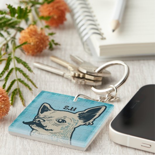Mustache Chihuahua Graffiti Monogram Sleutelhanger (Voorkant Rechts)
