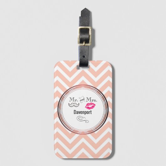 Mustache & Lips Mr. & Mrs. Peach Chevron Custom Bagagelabel (Voorkant (verticaal))