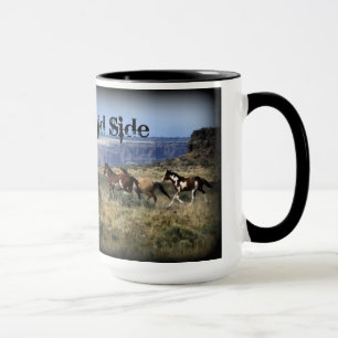 Mustangs de l'Orégon sur la TASSE latérale sauva