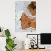 Mutter mit Baby redend im Bett, Poster (Thuiskantoor)