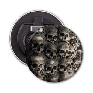 Muur vol met Botten en schedels in de botkapel Button Flesopener