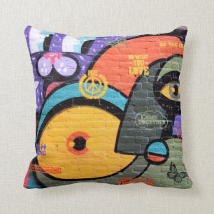 muurgraffiti ogen Kussen bericht van vrede en lief