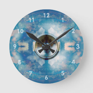 Muziekluidspreker en troebel blauw luchtruim ronde klok