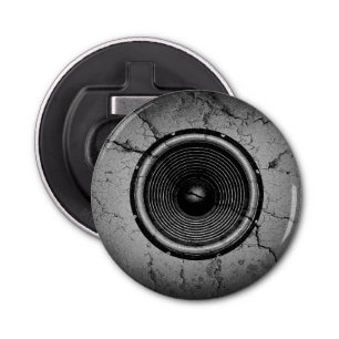 Muziekluidspreker op een gekraakte muur button flesopener