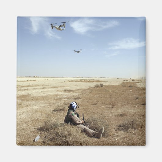 MV-22B Ospreys vliegen boven het Amerikaanse Navy Magneet (Voorkant)