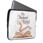 My Weekend Is All Booked | Bookworm Design  Laptop Sleeve (Voorkant Rechts)