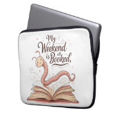 My Weekend Is All Booked | Bookworm Design  Laptop Sleeve (Voorkant Links)