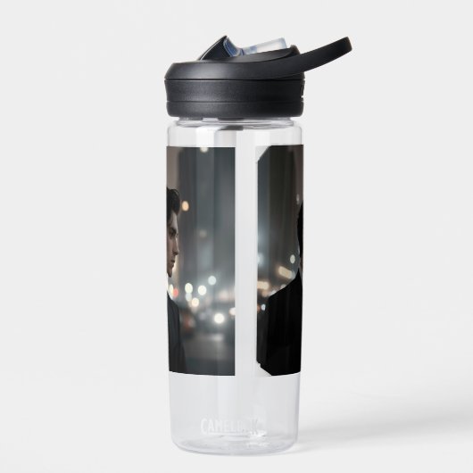 Mysterieus Man in Suit at Night – Cinematic Urban Waterfles (Links)