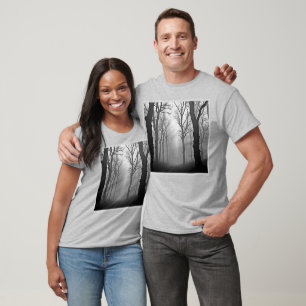 Mysterieus nevelig bospad t-shirt