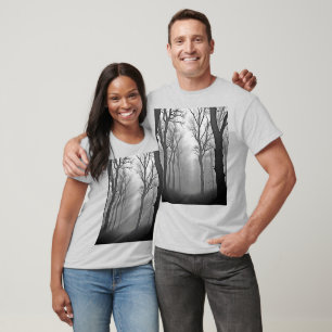 Mysterieus nevelig bospad t-shirt