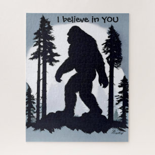 Mysterieuze Bigfoot Silhouet Wandelen in Bos Legpuzzel