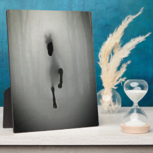 Mysterieuze zwarte paard dat rent door nevelige mi fotoplaat