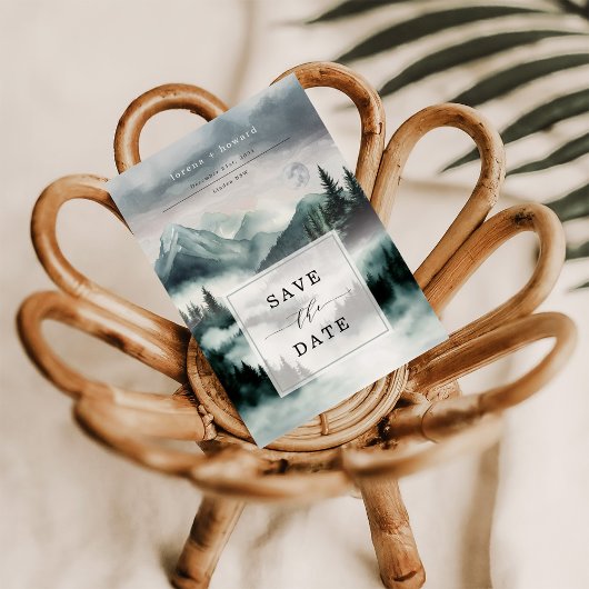 Mysterious Foggy Mountain Forest Bewaar de datum Kaart