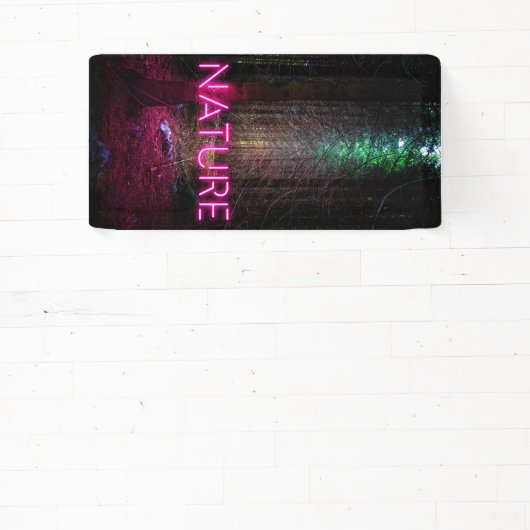 Mysterious spruce forest natuur neon magenta-teken spandoek (Insitu)