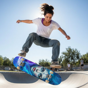 Mystery Woman komt uit de Paarse en blauwe vlammen Skateboard