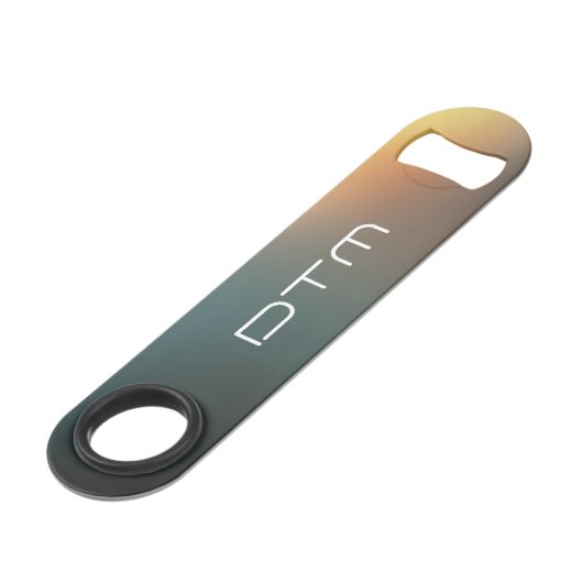 Mystic Custom Monogram Flesopener Speed Flessenopener (Voorkant Gekanteld)