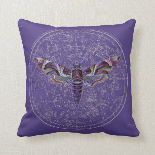 Mystic Paarse Moth Over Star Map op Paars Kussen