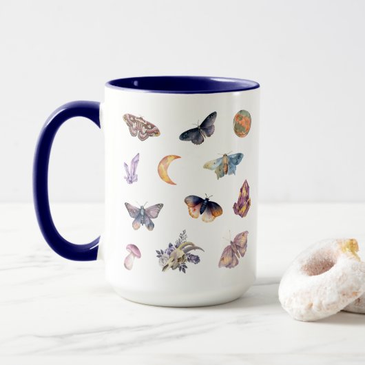 Mystical Moth Crystal Pattern Witch Coffee Mok (Met donut)