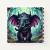 Mystieke gevleugelde olifant in betoverd bos notitieboek (Achterkant)