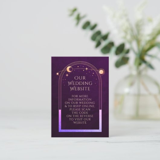 Mystieke Rainbow Plum Bruiloft Website RSVP QR Cod Informatiekaartje (Staand voorkant)