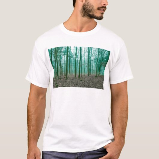 Mystisch bos in mist in groen t-shirt (Voorkant)