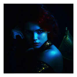 Mystische Schönheit mit rotem Haar – Nachtporträt  Perfect Poster