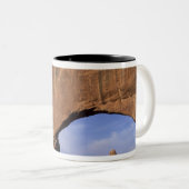 N.V., Utah, Arches National Park. Dubbele Arch Tweekleurige Koffiemok (Voorkant rechts)