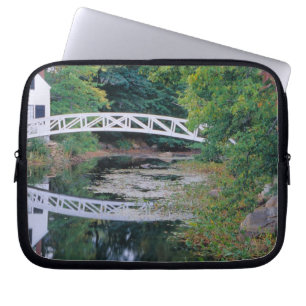 NA, VS, Maine.  Brug over vijver in Somesville. Laptop Sleeve