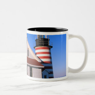 NA, VS, Maine. West Quoddy vuurtoren nabij Tweekleurige Koffiemok
