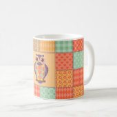 Naadloos patchwork-uil patroon.  achtergrond koffiemok (Voorkant rechts)
