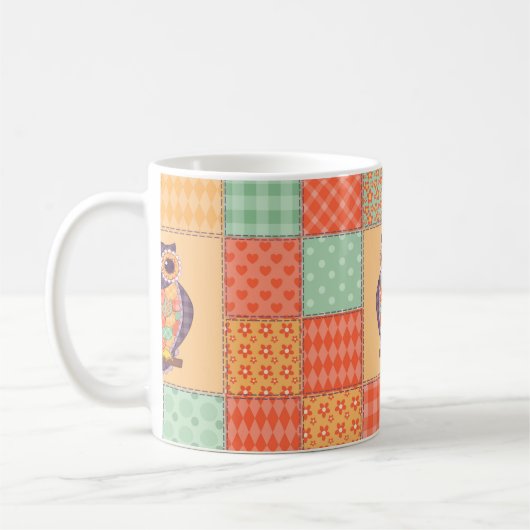 Naadloos patchwork-uil patroon.  achtergrond koffiemok (Links)