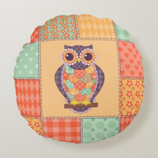 Naadloos patchwork-uil patroon.  achtergrond rond kussen