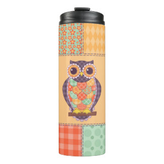 Naadloos patchwork-uil patroon.  achtergrond thermosbeker