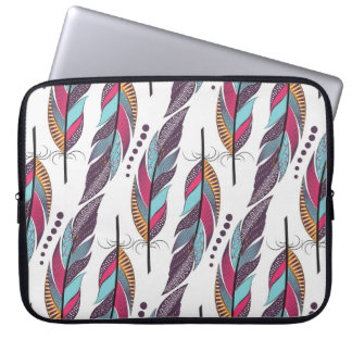 Naadloos patroon met grote gekleurde veren en d laptop sleeve