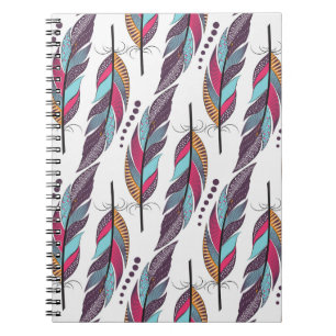 Naadloos patroon met grote gekleurde veren en d notitieboek