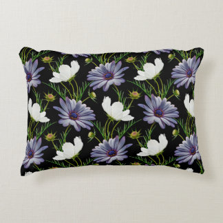 Naadloos patroon met witte kosmos en blauwe mais accent kussen