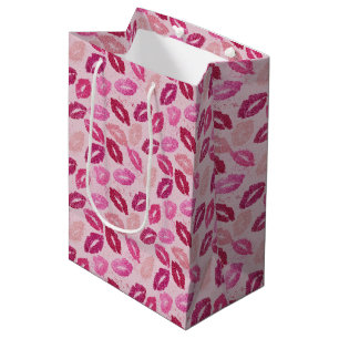 Naadloos patroon van kus met roze lippenstift medium cadeauzakje