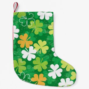Naadloos patroon van verspreide klavers en shamroc kleine kerstsok