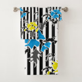 Naadloze bloemenblauwe gele bloemen grijze bladere bad handdoek (Insitu)