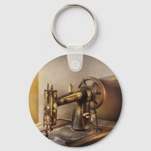 Naaien - Een zwarte en witte naaimachine Sleutelhanger