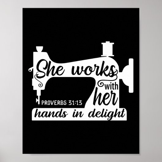 Naaimachine die ze met haar handen in beweging hee poster (Voorkant)