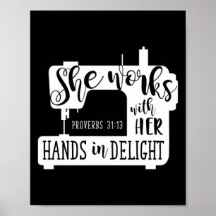 Naaimachine die ze met haar handen in beweging hee poster