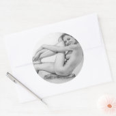 Naakte vrouw baadt ronde sticker (Envelop)
