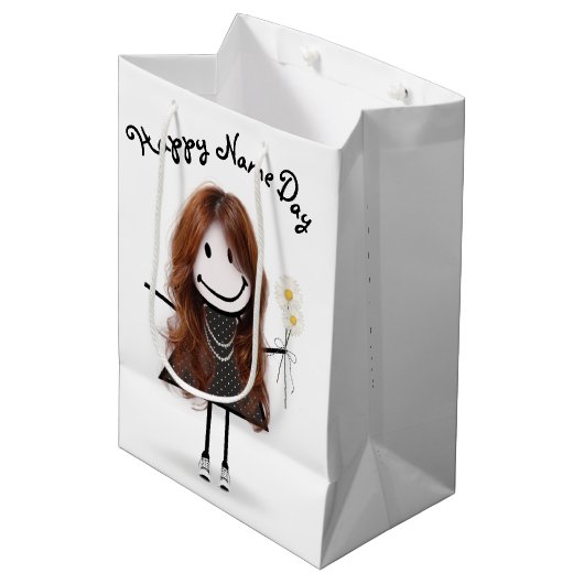 Naam Day Stick Girl met Daisies Medium Cadeauzakje (Voorkant Gekanteld)