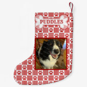 Naam Dog Foto | Red Paw Print Gingham Bone Custom Kleine Kerstsok (Achterkant)