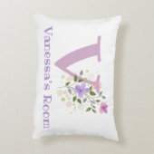 Naam en Initiaal op een Floral Design. Accent Kussen (Achterkant (Verticaal))