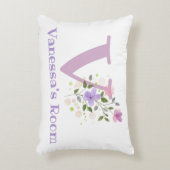 Naam en Initiaal op een Floral Design. Accent Kussen (Voorkant(Verticaal))
