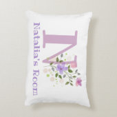 Naam en Initiaal op een Floral Design. Accent Kussen (Achterkant (Verticaal))