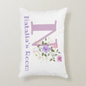 Naam en Initiaal op een Floral Design. Accent Kussen (Voorkant(Verticaal))