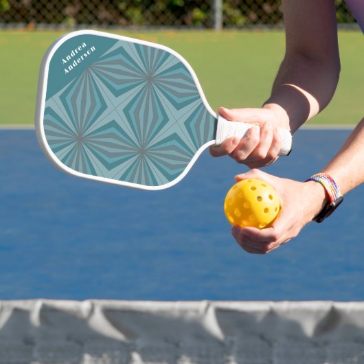 Naam en Retropatroon in gedempte blauwgroen en gri Pickleball Paddle (Insitu)